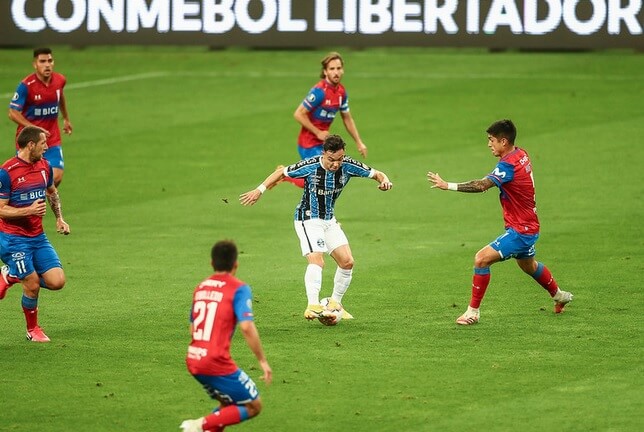 Gigante português faz proposta para tirar atacante do Grêmio