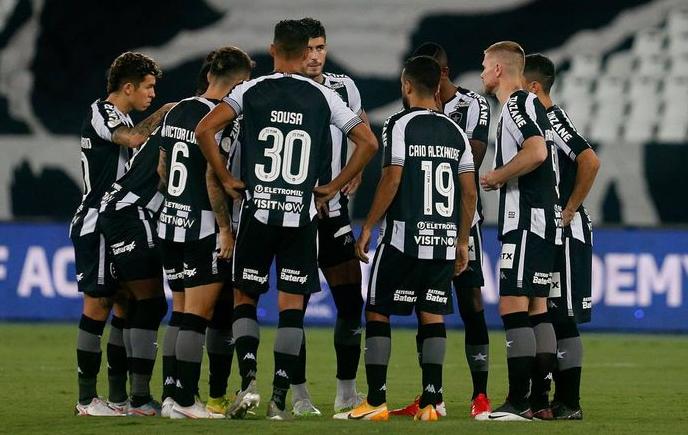 Jogadores botafoguenses lutaram bastante