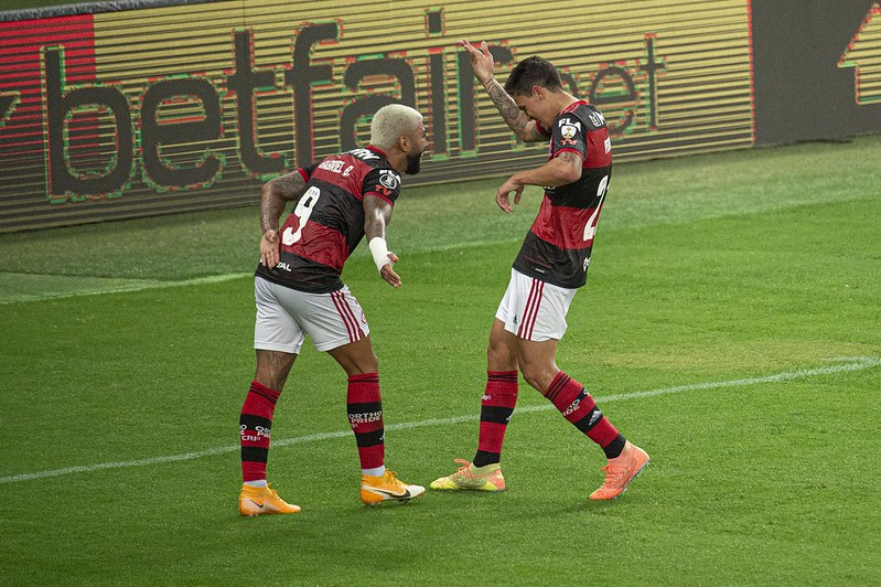 Sem fratura, Gabriel sofre lesão ligamentar no tornozelo em goleada do Flamengo