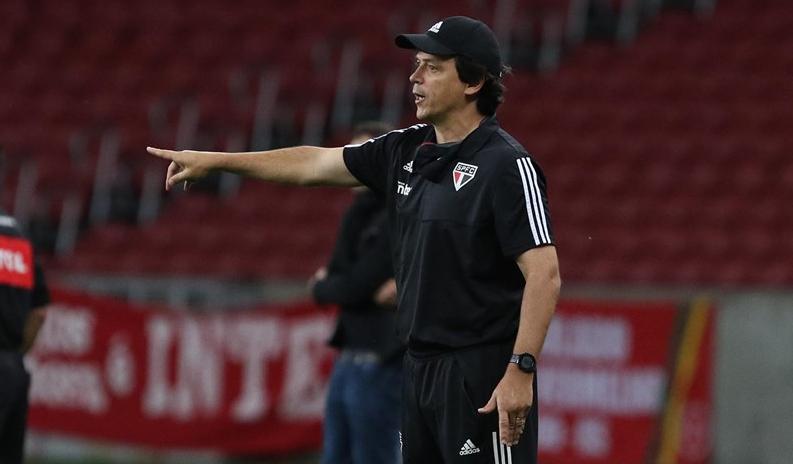 Pressão no São Paulo aumenta com queda na Libertadores, mas Diniz é mantido