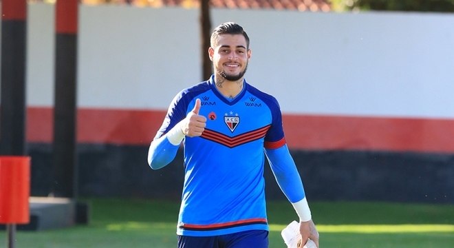Atlético-GO acerta com São Paulo e renova contrato de goleiro polêmico