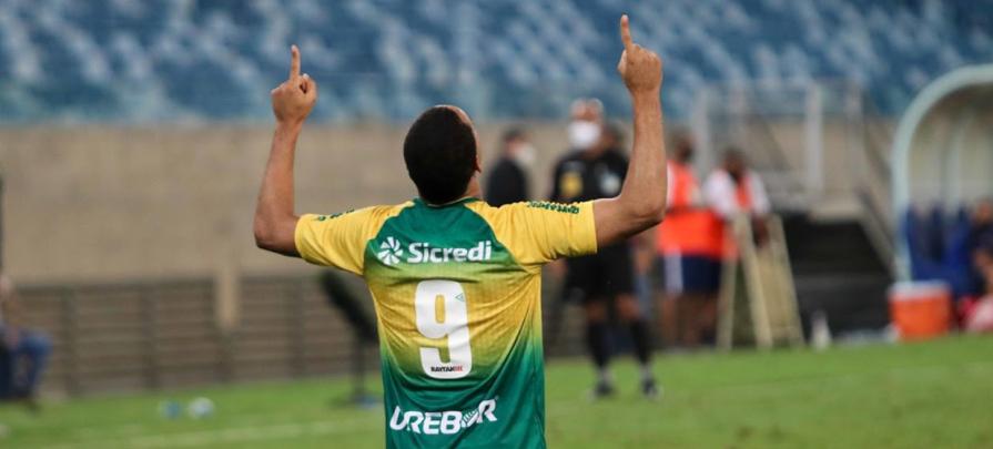 Atacante da Seleção FI comemora bom momento do Cuiabá, líder da Série B