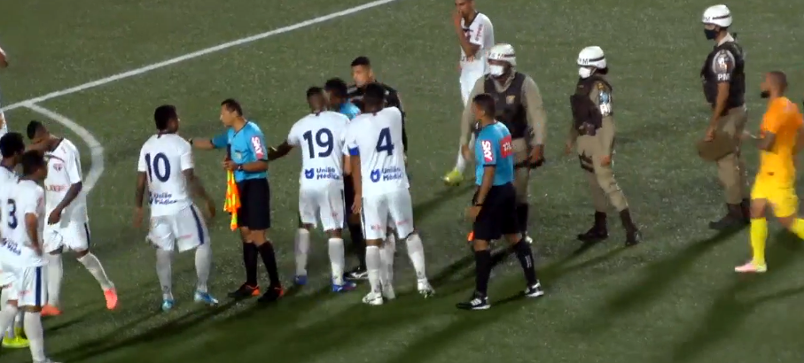 Série D: Juizão faz “conferência”, irrita jogadores e polícia entra em campo
