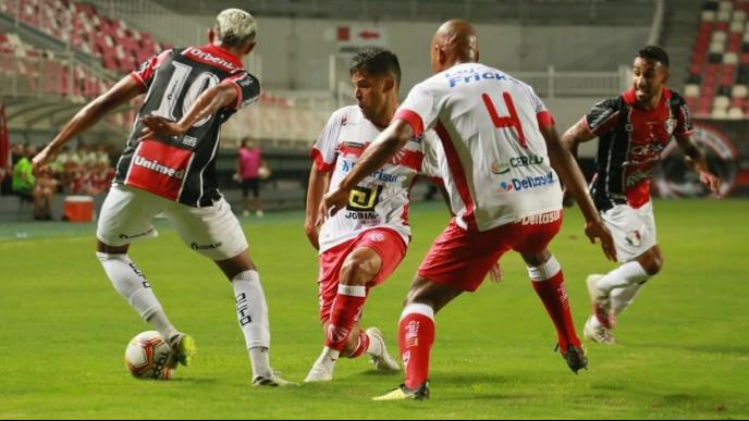 Joinville vence o São Luiz na Arena Joinville (Foto: Vitor Forcellini/JEC)