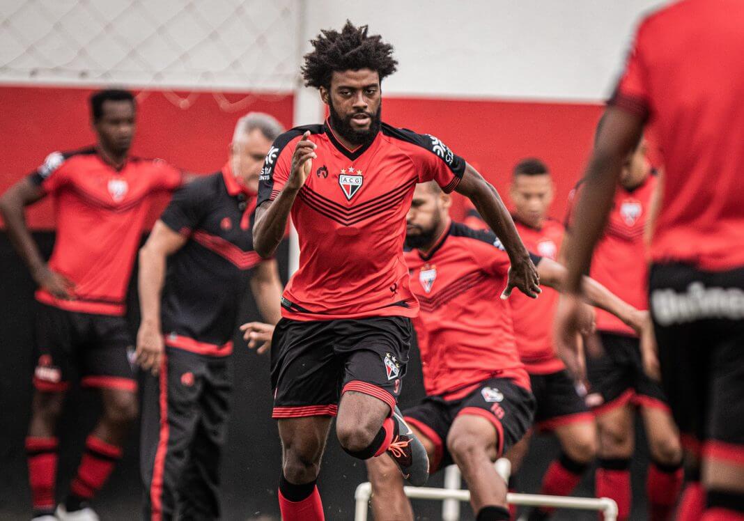 Atlético-GO dispensa lateral, que acerta com clube da Série D
