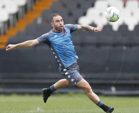 Vasco acerta o empréstimo de meia ex-Corinthians para o futebol português