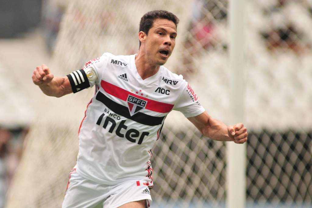 Hernanes sofre lesão muscular e vira desfalque no São Paulo