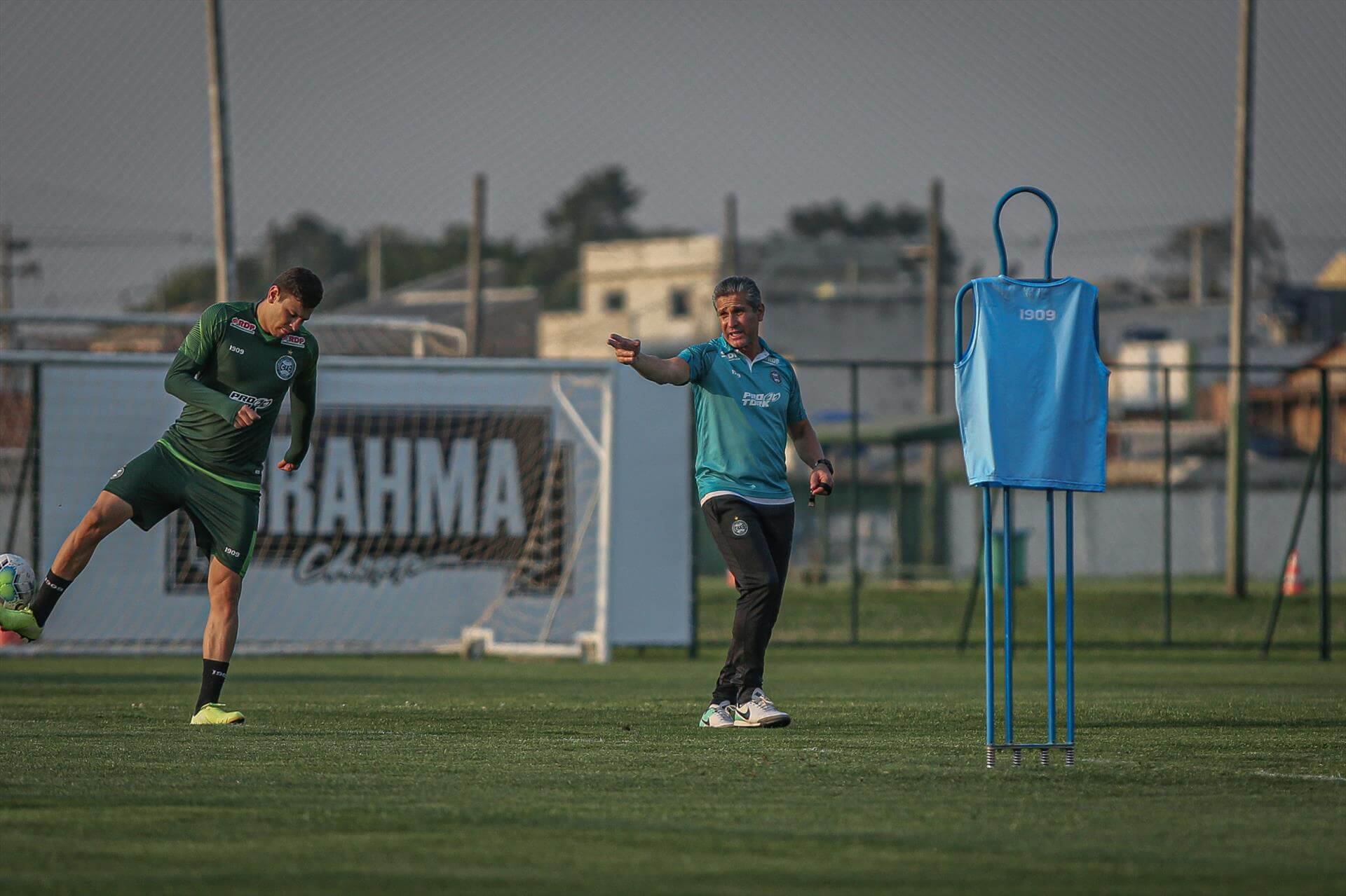 Sem Ricardo Oliveira, Coritiba recebe o São Paulo em busca da reabilitação