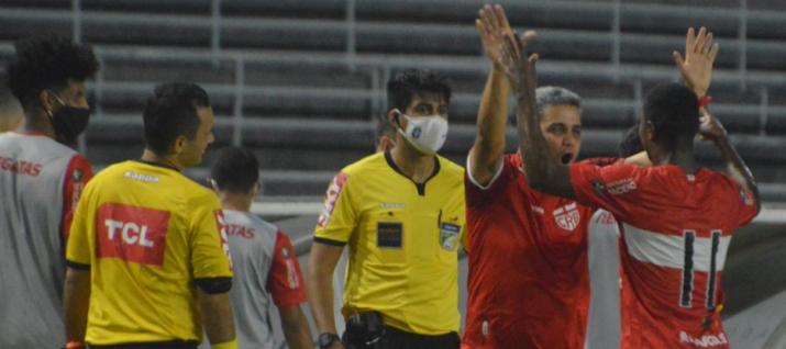 Iago comemora gol com técnico Marcelo Cabo