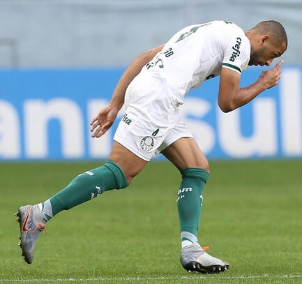 Palmeiras encaminha venda de zagueiro para clube da Turquia