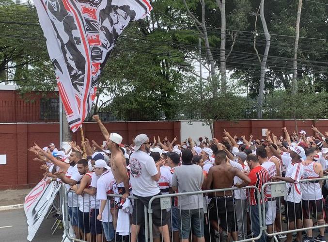 Torcida do São Paulo faz protesto contra diretoria e jogadores em frente ao CT