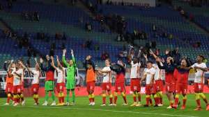 ALEMÃO: Empurrado por quase 10 mil torcedores, Leipzig goleia e lidera