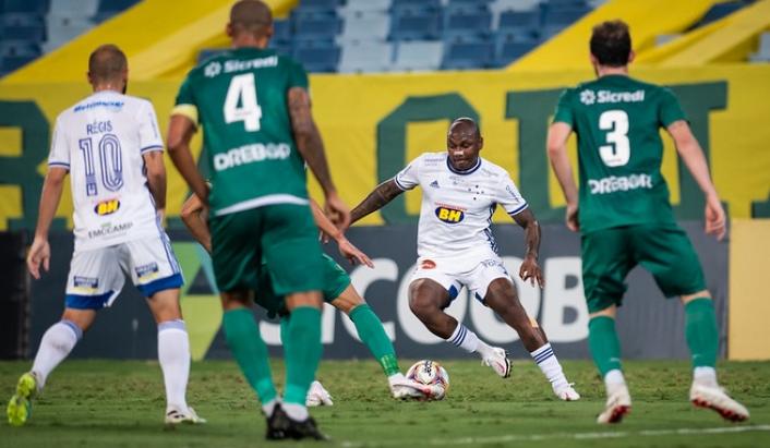 Cuiabá e Cruzeiro fizeram jogo truncado na Arena Pantanal Cuiabá e Cruzeiro fizeram jogo truncado na Arena Pantanal