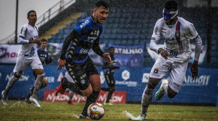 São Caetano perdeu do Tubarão debaixo de chuva