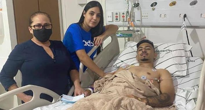 Série B: Meia do Guarani passa bem após cirurgia feita após fratura dupla na perna