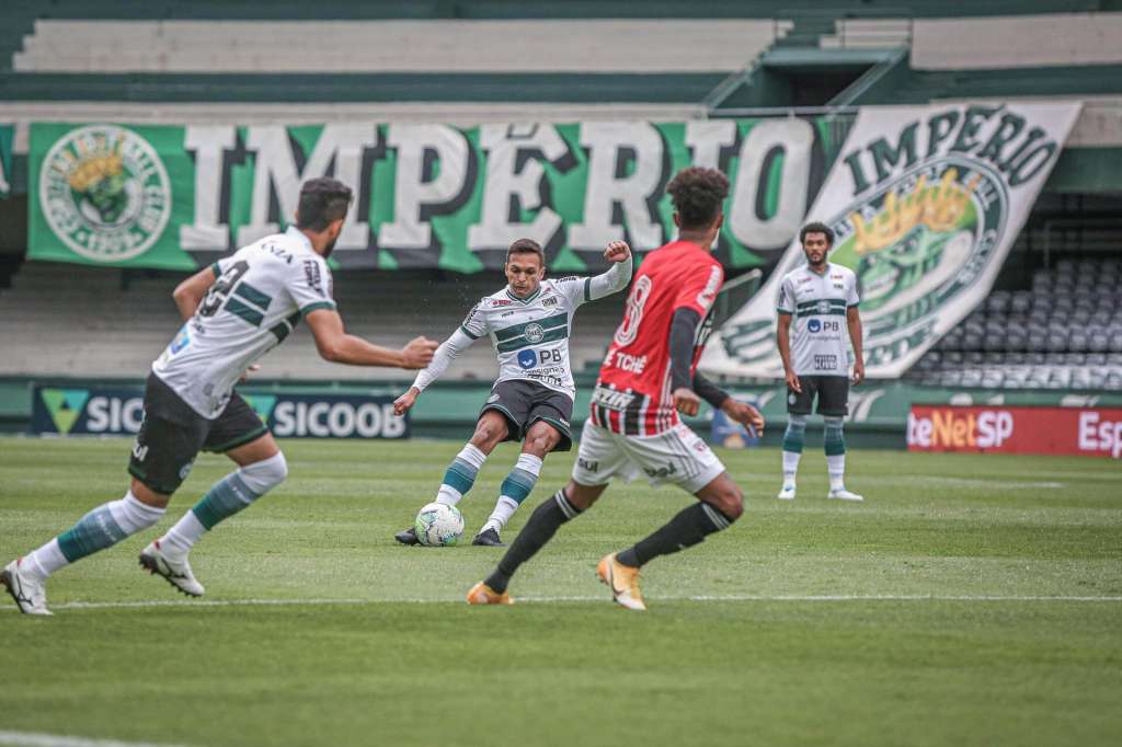 Robson cobra a falta para colocar o Coritiba na frente (Foto: Site Oficial Coritiba)