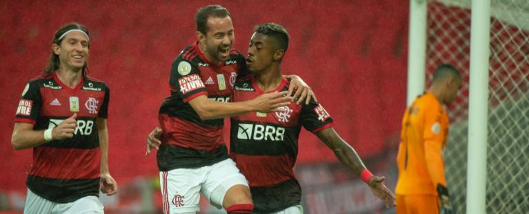 Everton Ribeiro, ao centro, desequilibrou para o Flamengo