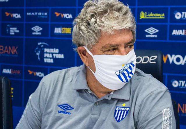 Após Alan Costa e Leandrinho, Geninho confirma volante e centroavante no Avaí