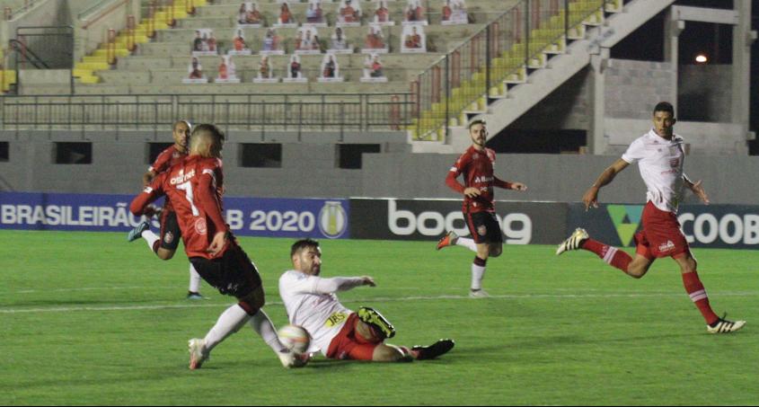 Atrás da recuperação. (Foto: Carlos Insaurriaga / Brasil)