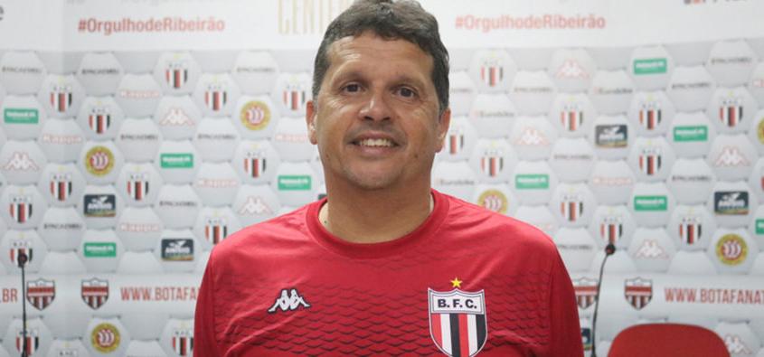 Claudinei mantém a base, mas Botafogo terá mudança após duas vitórias seguidas