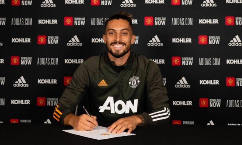 Inglês: Ex-Grêmio e Juventude é oficializado pelo Manchester United