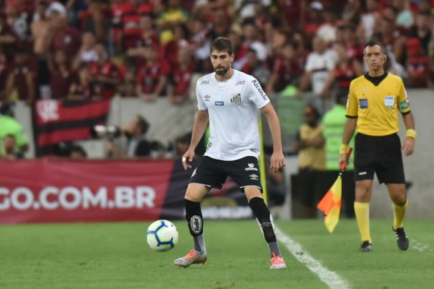 Zagueiro do Santos é denunciado por agressão e pode pegar até 12 jogos