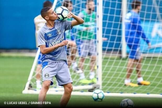 Sem espaço no Grêmio, meia se aproxima de rival do Brasileirão