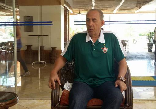 Com 30 anos de experiência e currículo extenso, treinador analisa propostas