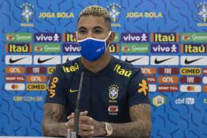 Douglas Luiz se diz mais maduro na Inglaterra e elogia geração de meias do Brasil