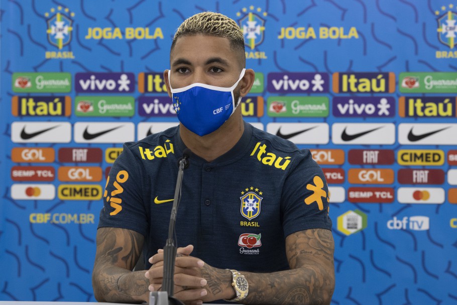 Douglas Luiz se diz mais maduro na Inglaterra e elogia geração de meias do Brasil