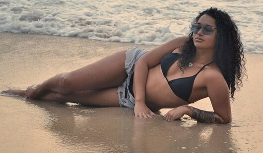 Em rede social, cantora acusa lateral do Flamengo de assédio