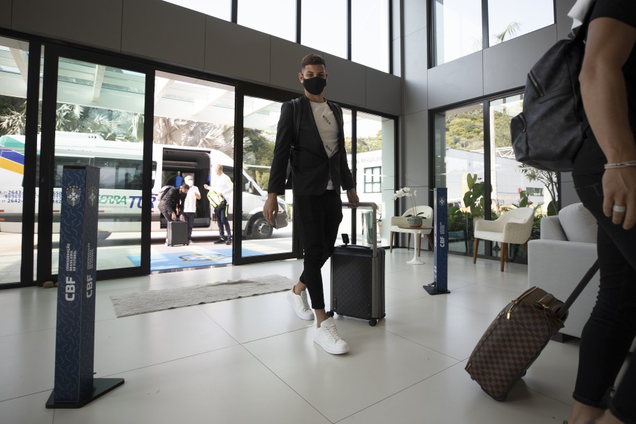 Bruno Guimarães se oferece para jogar em qualquer posição no meio da seleção