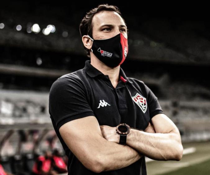 Clube da Série B demite técnico e busca “contratação imediata de um substituto”