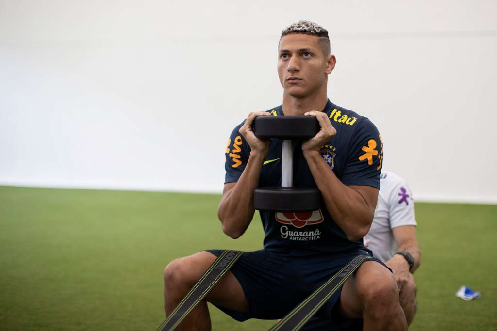 Richarlison treina com bola e está liberado para a estreia da seleção brasileira