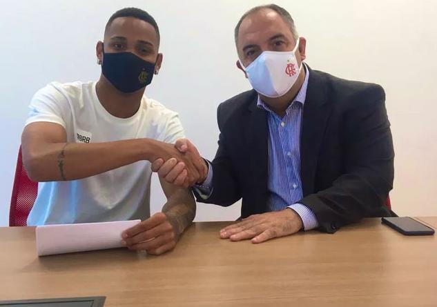 Flamengo renova com zagueiro de 19 anos e multa salta para quase meio bilhão de reais