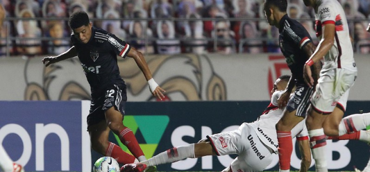 São Paulo 3 x 0 Atlético-GO – Garotada mantém Tricolor no alto e dá sobrevida a Diniz