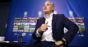 À espera de Neymar, Tite aponta escalação da seleção e põe Casemiro como capitão