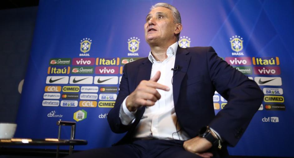 À espera de Neymar, Tite aponta escalação da seleção e põe Casemiro como capitão
