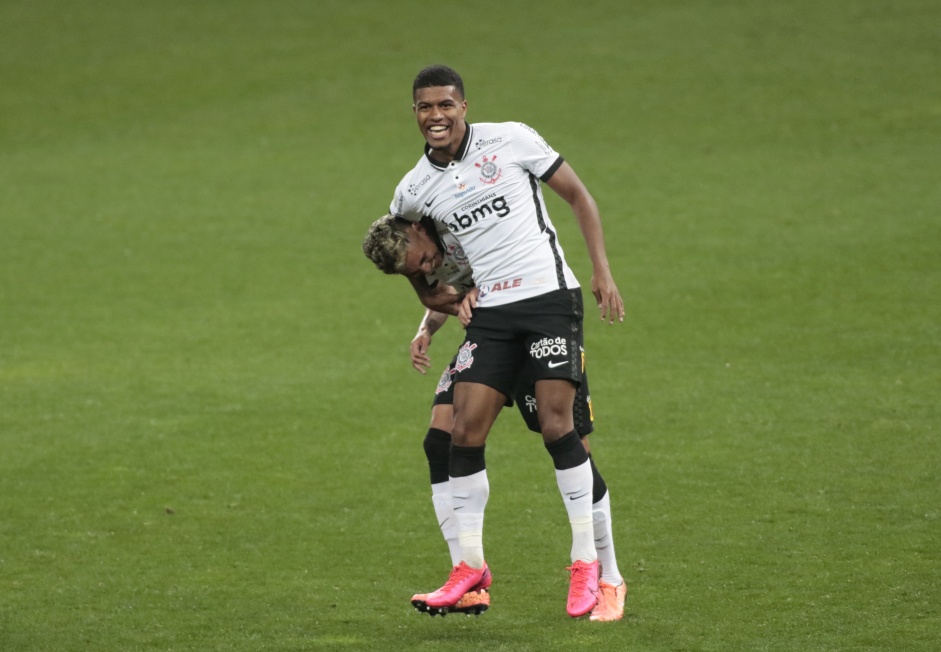 Torcedores do Corinthians questionam substituição de xodó no clássico contra o Santos