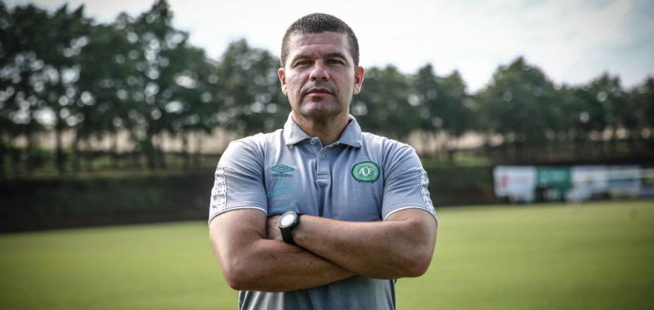 Problemas para Louzer. (Foto: Márcio Cunha / Chapecoense)