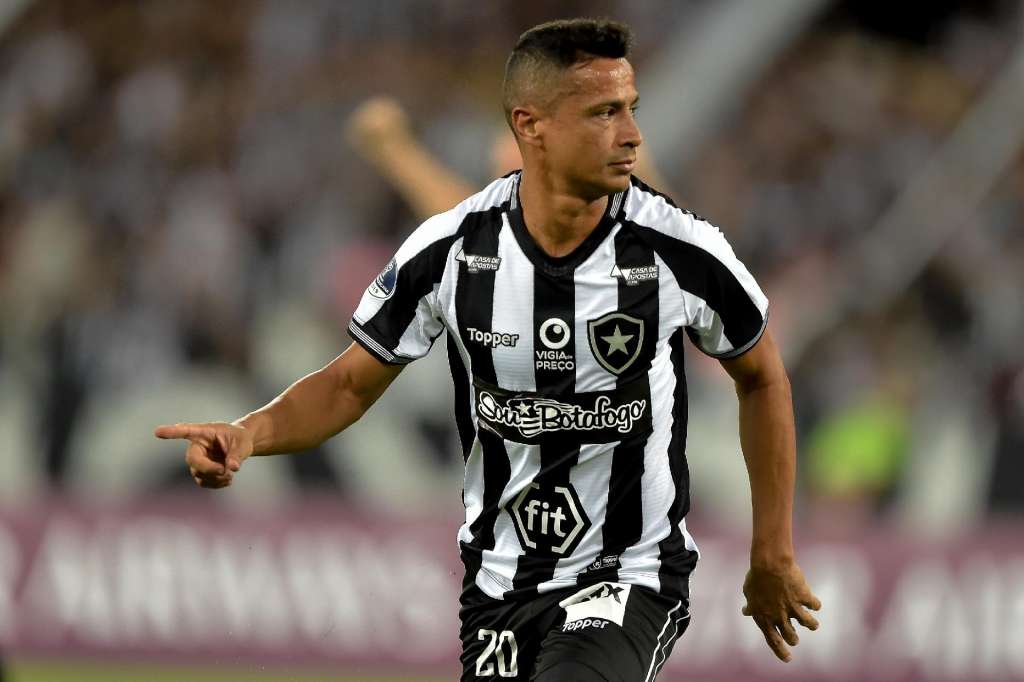 Empolgado com a fuga da zona da degola, Botafogo reintegra o volante Cícero