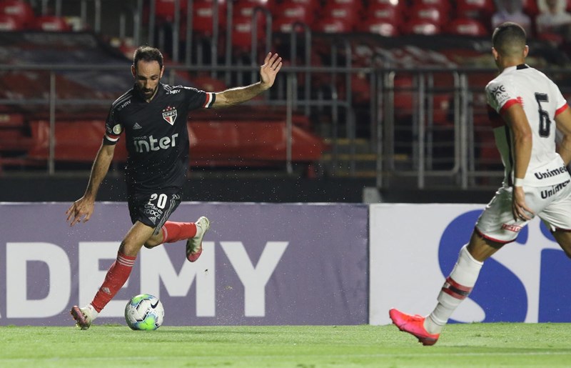 Com estiramento no joelho, jogador titular desfalca o São Paulo por até um mês