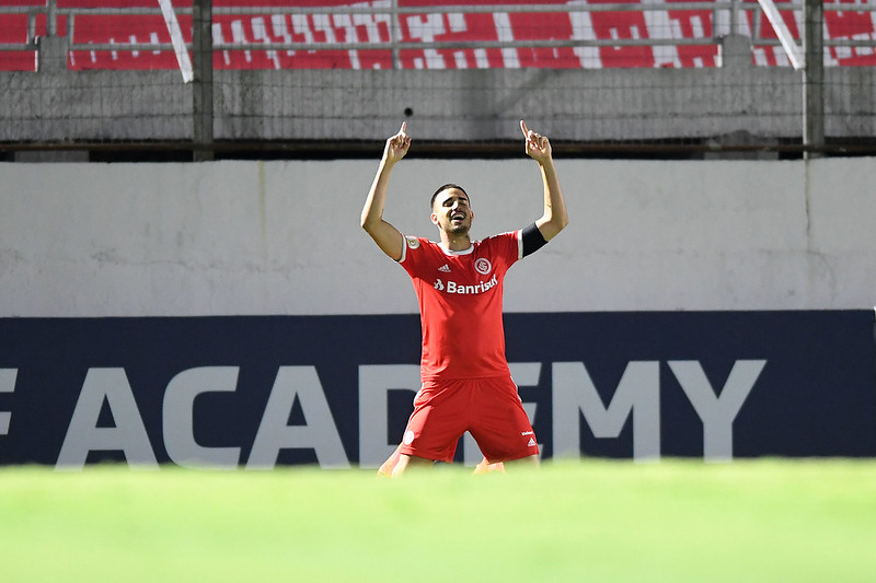 Thiago Galhardo marcou mais dois pelo Inter