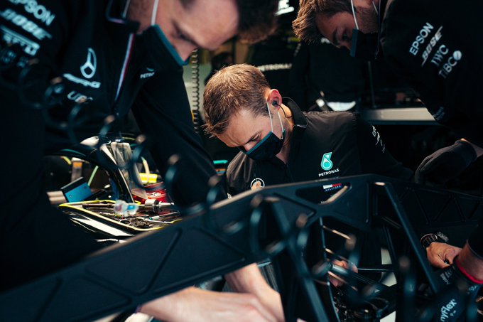 Mercedes revela novo caso de covid-19 em GP da F1 e isola funcionários