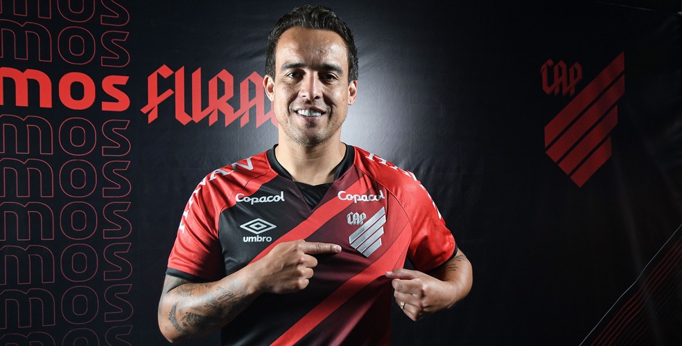 Athletico-PR acerta retorno de ex-meia de Corinthians e São Paulo