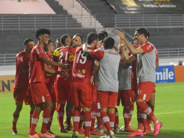 A briga é pelo G4, sim. (Foto: Gustavo Henrique / CRB)
