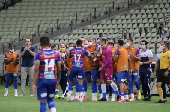 Embalado, Fortaleza enfrenta o Coritiba para colar no G4 do Brasileirão