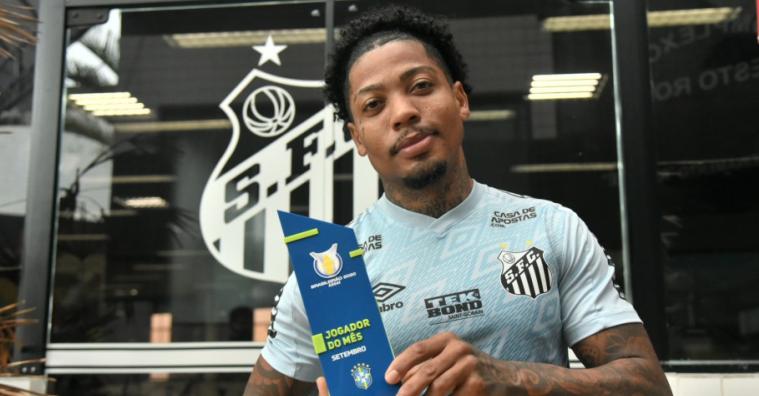 Marinho recebeu o troféu de Jogador do Mês de Setembro - Foto: Ivan Storti/Santos