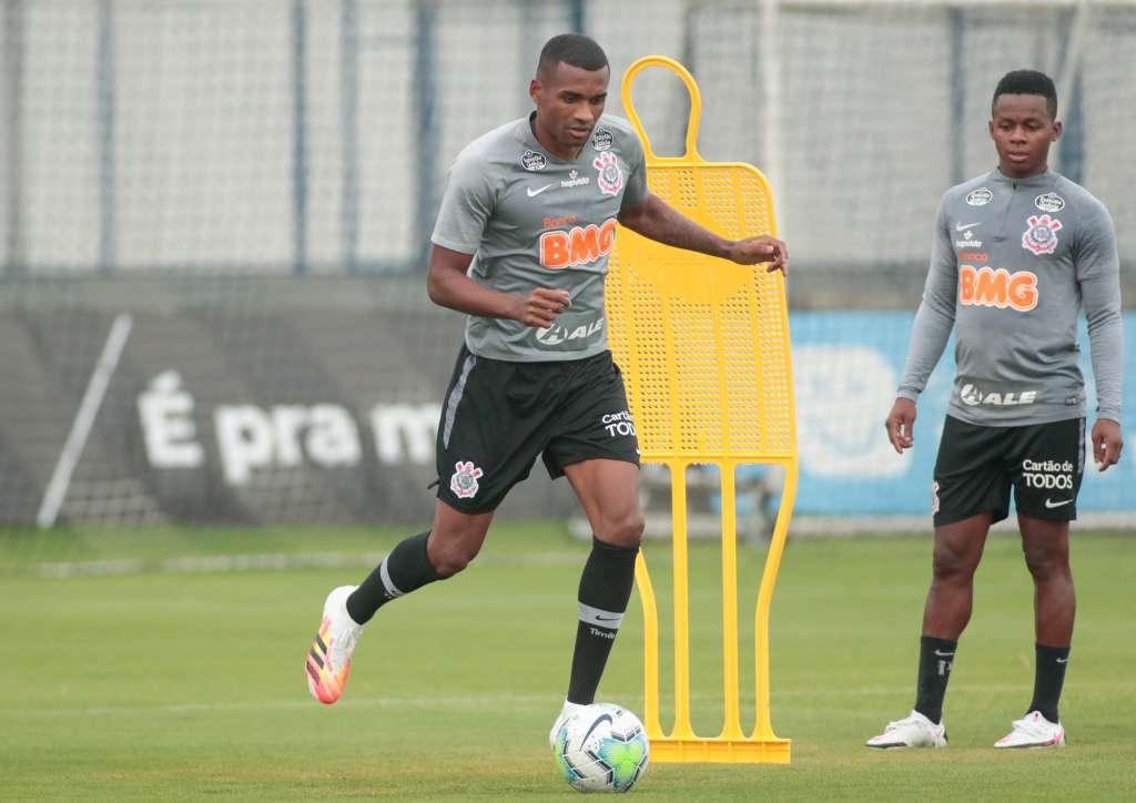 Marllon chega, treina e deve ser opção do Corinthians contra o Ceará