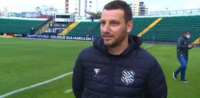 Técnico do Figueirense raspa cabeça em apoio a filho de ex-goleiro de Santos e Roma